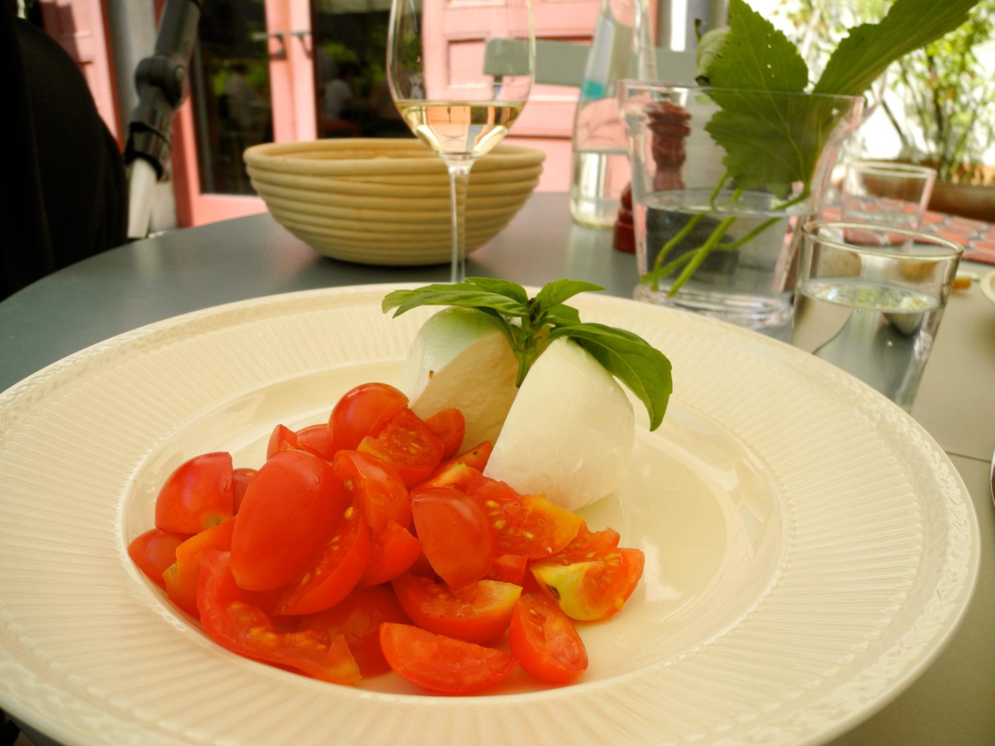 Büffelmozzarella mit Tomaten: Das perfekte Sommeressen!