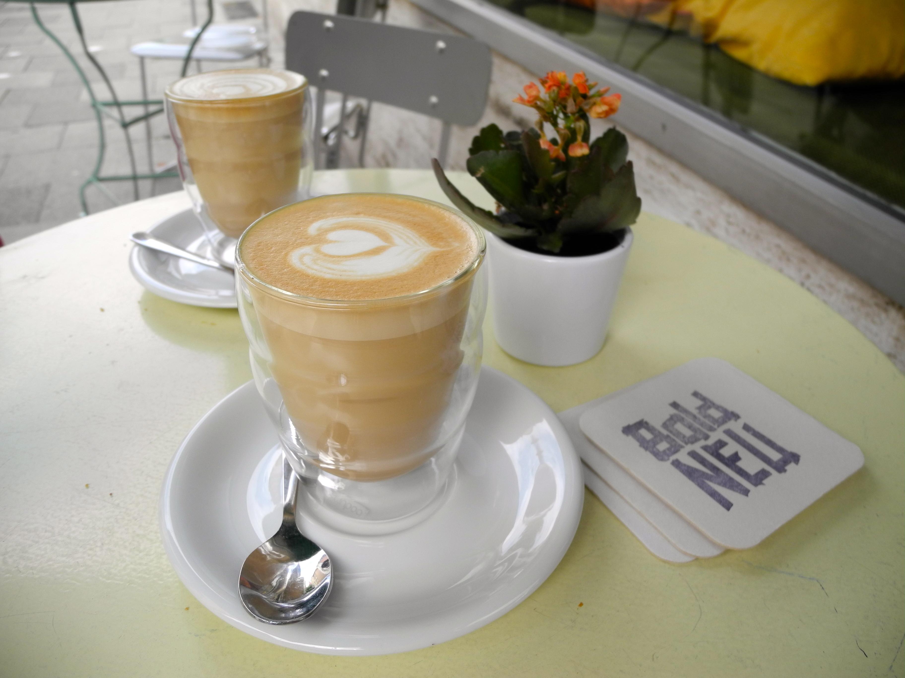 Ein Café Latte für die Mutti: Perfekt gemacht im Bald Neu.