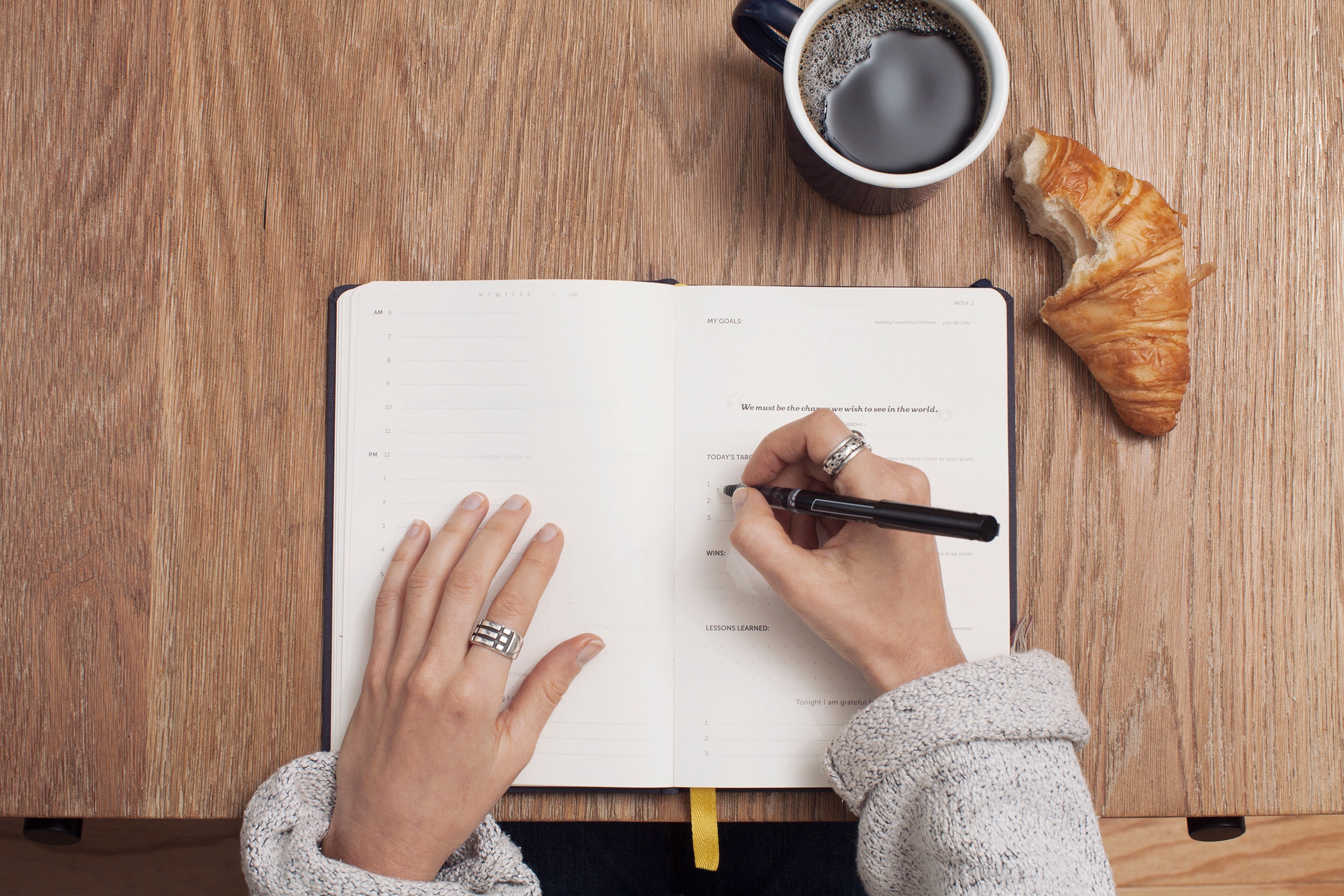 Schreibtisch mit Kalender und Kaffeetasse