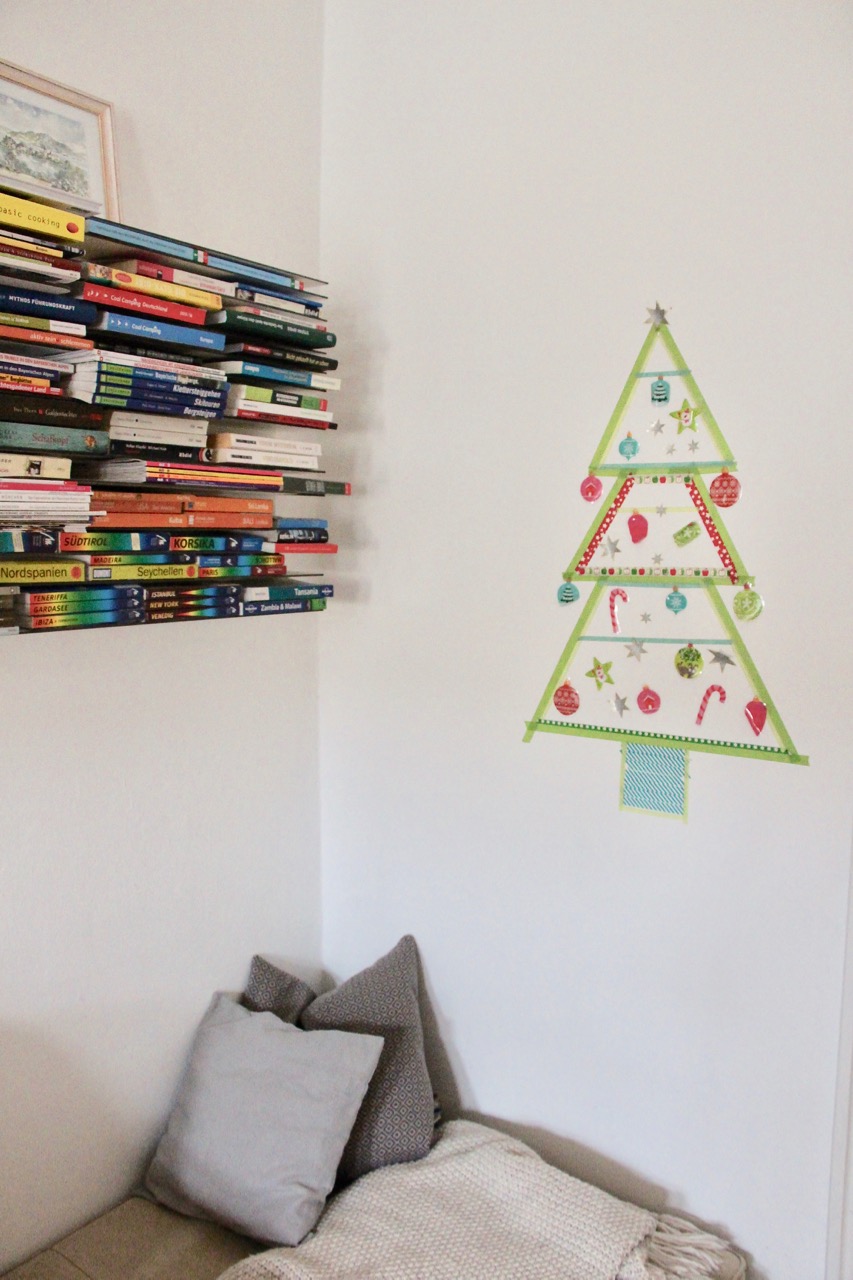 Ein Weihnachtsbaum aus Massig Tape an der Wand