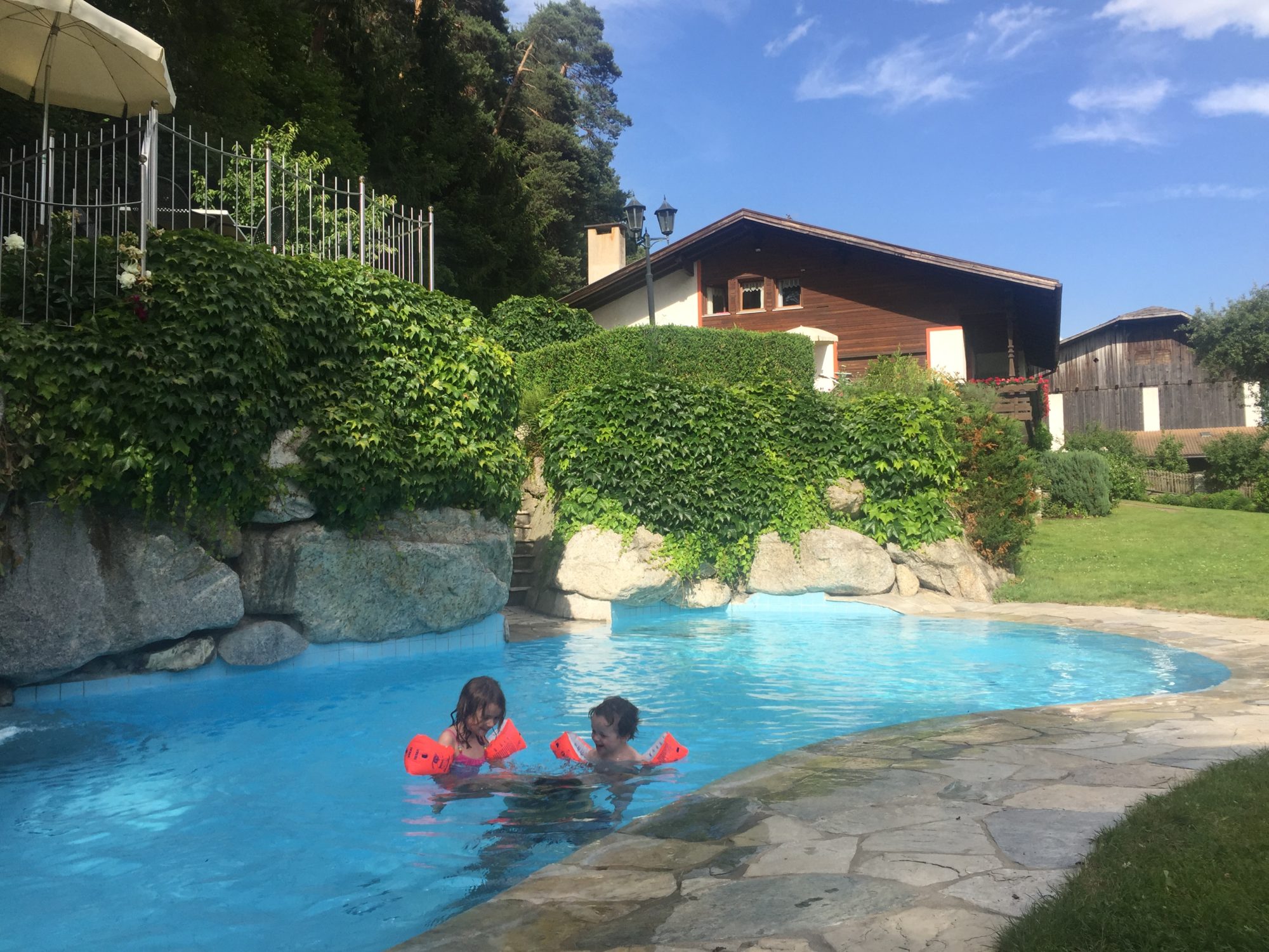 Badespaß im Pool vom Obermoarhof in Südtirol