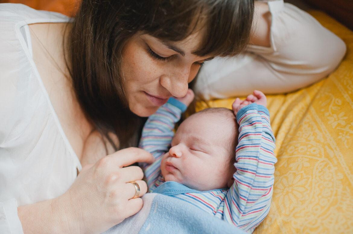 Neugeborenes Baby und seine Mutter.