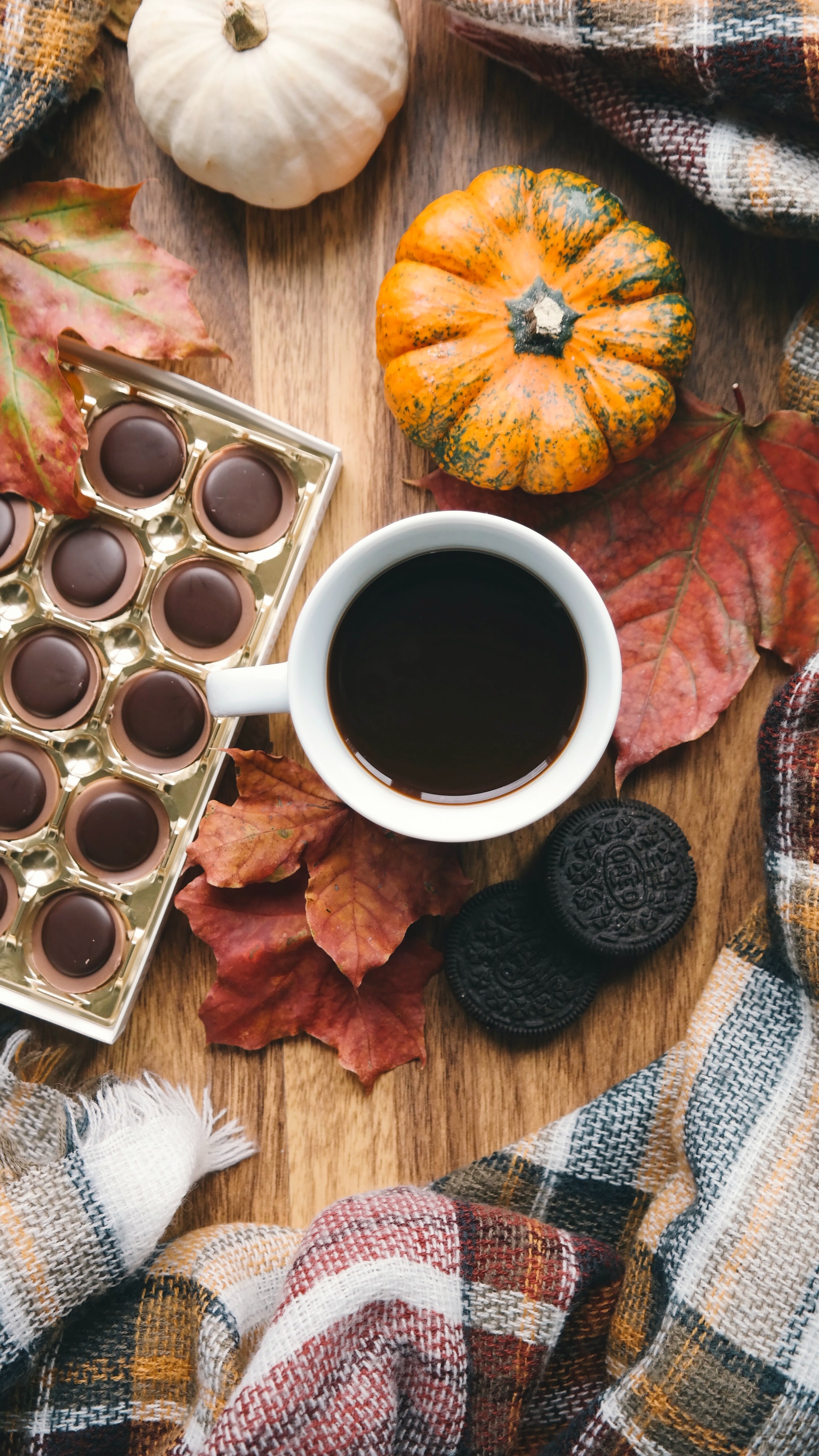 Herbstliches Flatlay mit Kaffee, Kürbis und Schokolade